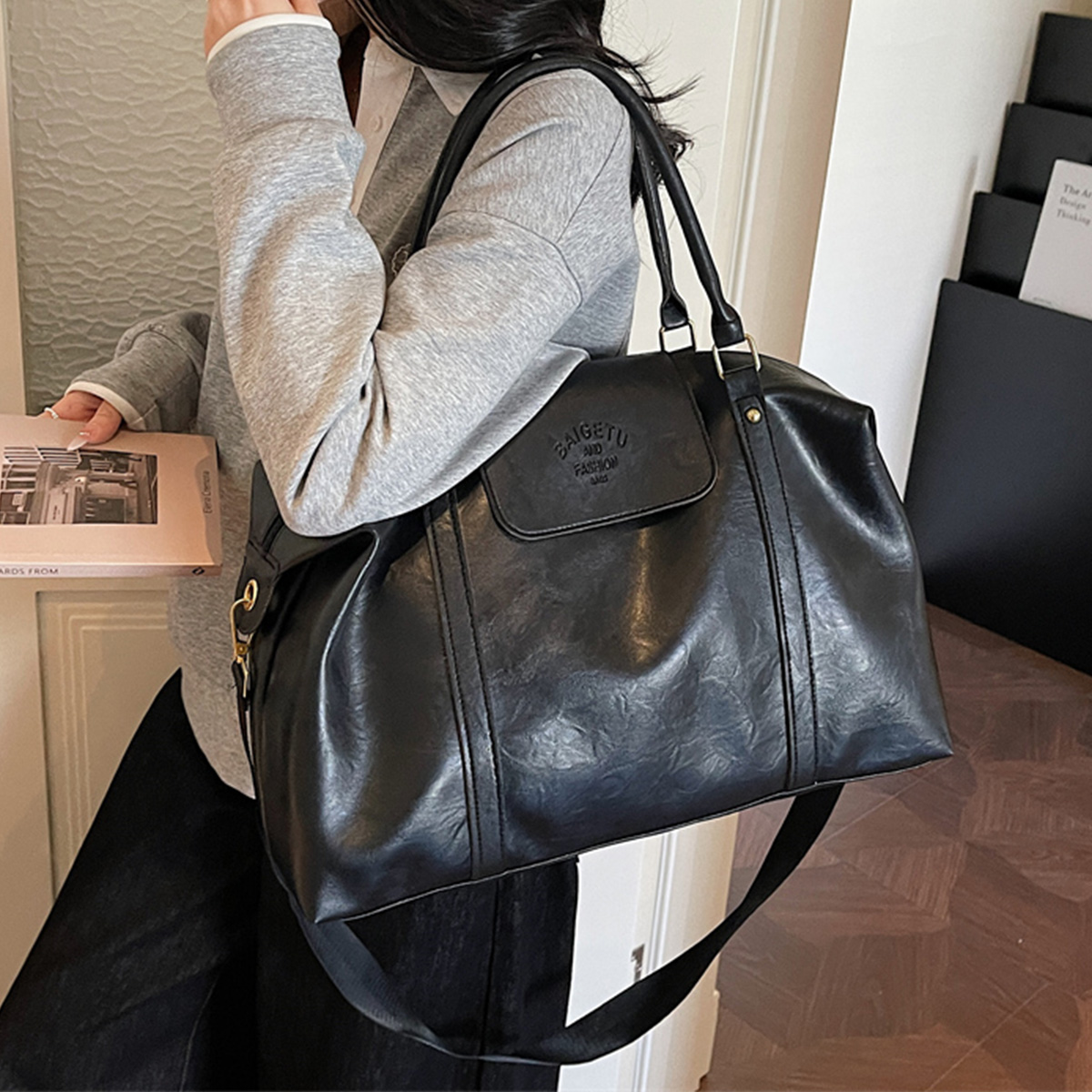 Women Bags For Airport - 大容量レトロパテントレザークロスボディバッグ光沢のあるPUジッパー付き調節可能なストラップショルダーバッグ毎日の通勤に最適