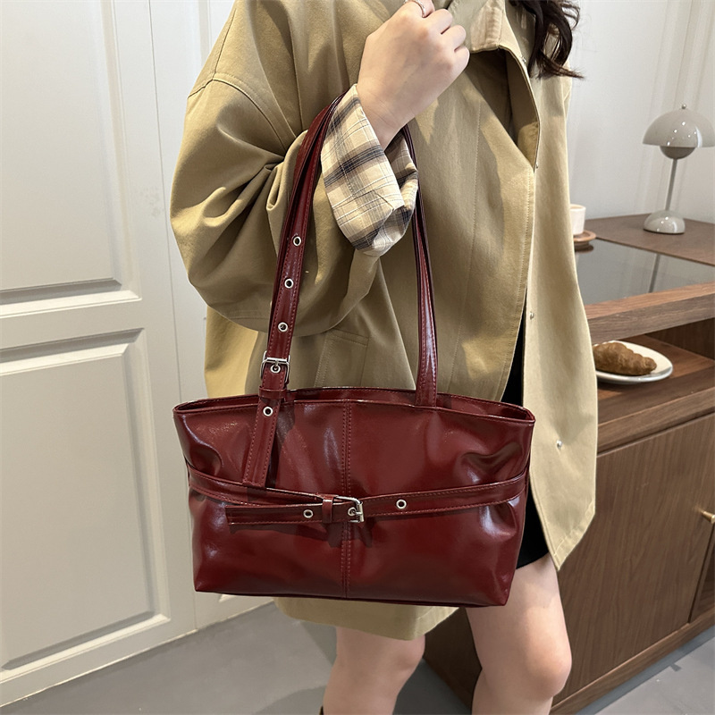 高級ワインレッド脇の下バッグ女性のための秋/冬レトロ通勤ショ - Women Bags For Airport のレビューと価格