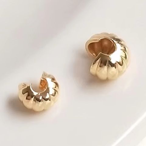 14K金メッキの三日月型Cクラスプ、パンプキンテクスチャ付き - Half Moon Crescent のレビューと価格