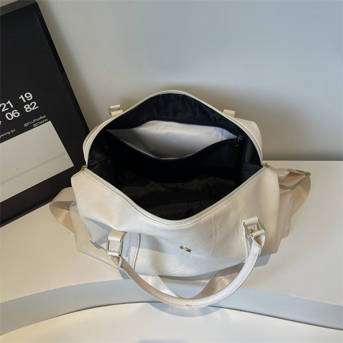 大容量レトロパテントレザークロスボディバッグ光沢のあるPUジ - Women Bags For Airport のレビューと価格